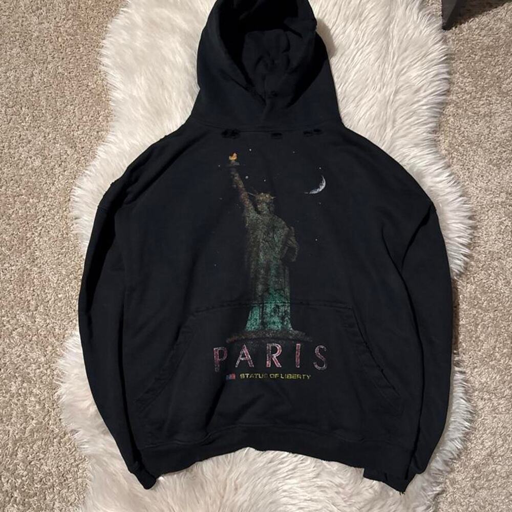 Balenciaga statue of liberty paris